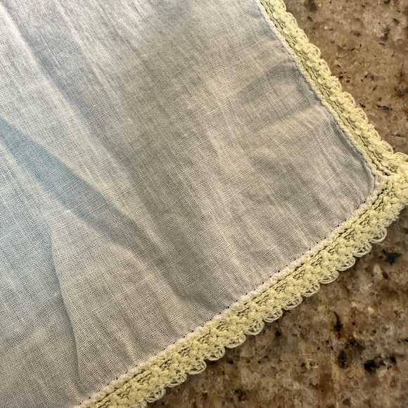 Vintage Embroidered Floral Yellow & Green on White Handkerchief / Hankie / Hanky - Picture 3 of 3